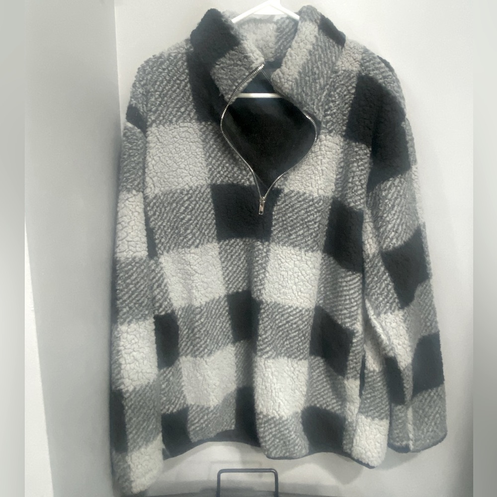 Fleece pullover. Women’s Size Large. Color black/grey